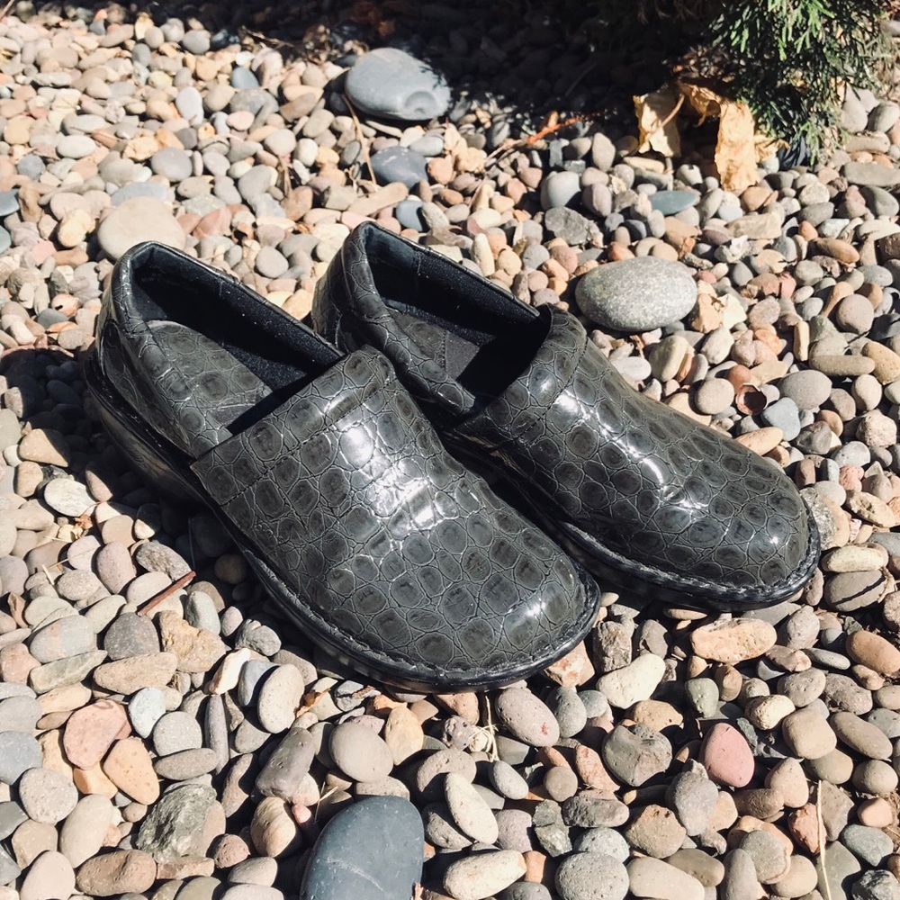 B.O.C faux Alligator Skin Clogs. NWOT Condition 🔥
